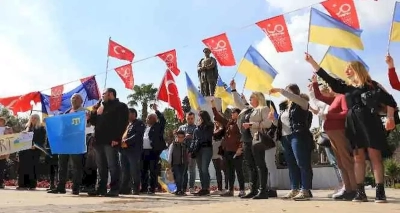 Ukraynalılar Adana'da Gözyaşlarıyla Rusya'yı Protesto Etti