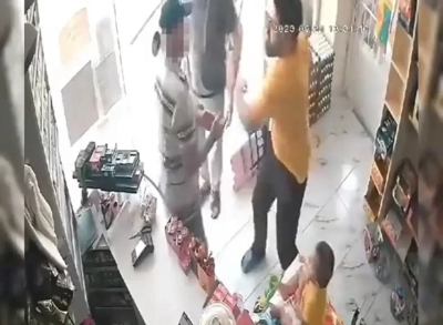 Bebeğimi taciz etti dedi, yaşlı adamı dövdü