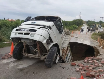 Denizli’de yol kamyonu yuttu!