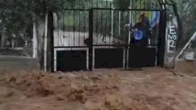 Kozan’da yağan kuvvetli yağmur dereleri taşırdı, yollar göle döndü