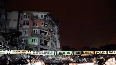 Depremde ağır hasar alan 5 katlı bina çöktü