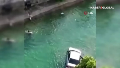 Mavi Bulvar’da sulama kanalına düşen otomobil sürücüsü yüzerek kurtuldu
