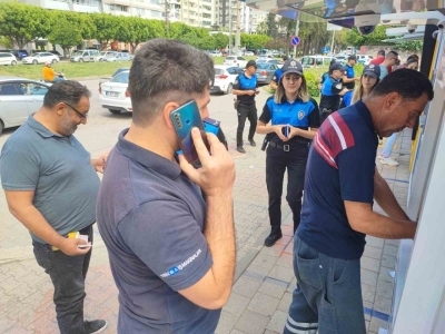 Adana polisinden ATM önünde vatandaşlara dolandırıcı uyarısı