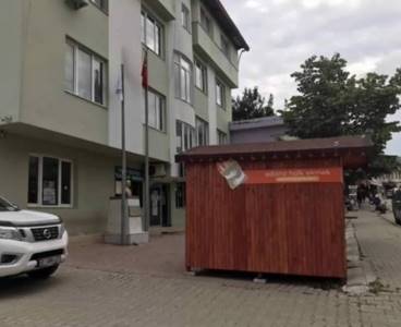 Ekmek Büfesinin Belediye Hizmet Binası Önünde İşi Ne?