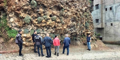 Saimbeyli’de tehlikeli kayalar temizleniyor