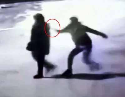 Peşine takıldığı kadını sırtından bıçakladı