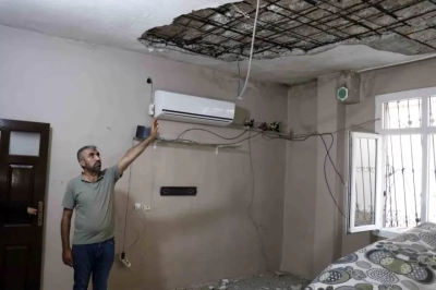 Depremden hasarsız çıkan evin tavanı çöktü