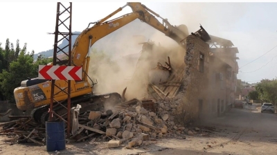 Depremde zarar gören evler kontrollü bir şekilde yıkıldı