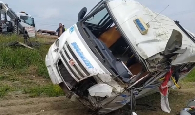 Karataş Bulvarı’nda minibüs ile kamyon çarpıştı: 10 yaralı