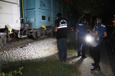 Yüreğir’de yük treni karşıdan karşıya geçen kişiye çarptı