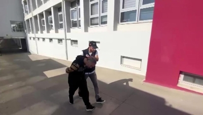 Sokak aralarında uyuşturucu satan 2 torbacı tutuklandı