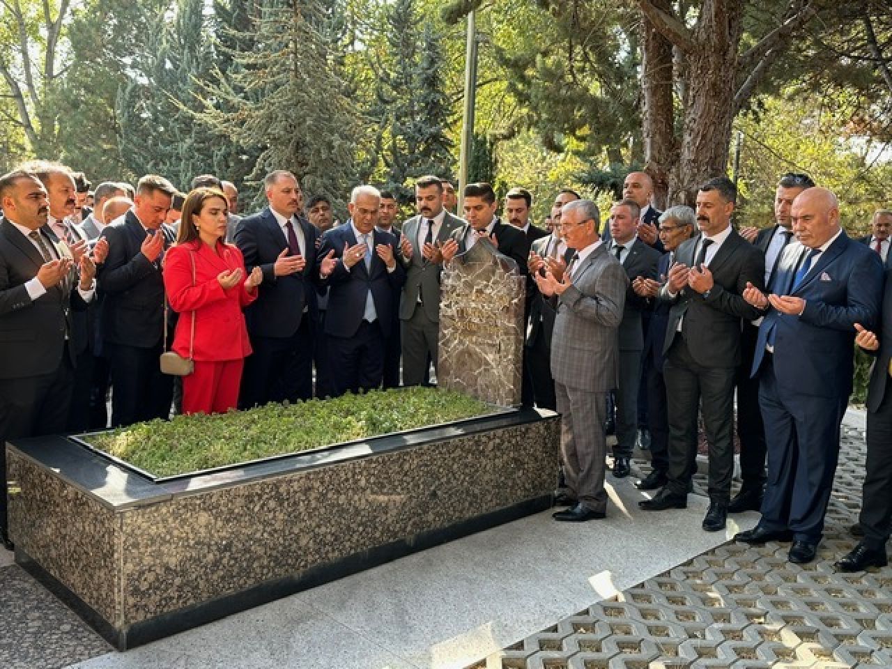 MHP-Adana-Yonetim-Kurulu-Alparslan-Turkes-Kabir-Ziyareti.jpeg