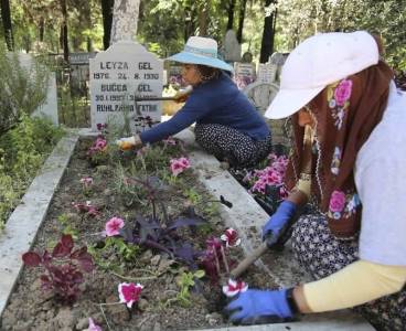 ABB Anneler Günü'nde anne kabirlerine çicek dikti