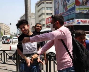 Youtuber olmak için kendisine tokat attırıp, kafasında yumurta kırdırttı