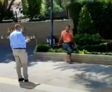 Yardım alamadığı için kendini jiletle doğradı