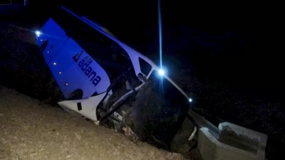 Kozan'da yolcu otobüsü devrildi: 4'ü ağır 23 yaralı