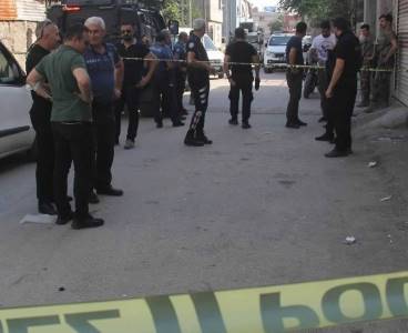 Bakkala giderken göğsünden vuruldu