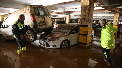 Adıyaman ve Urfa’da sel nedeniyle araçlar otoparkta çamura battı