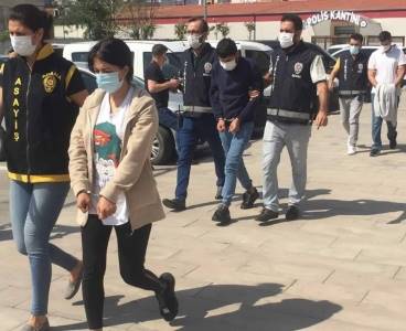 Fuhuş bahanesiyle eve çağırdığı şahsı gasbeden çift Sarıçam'da yakalandı