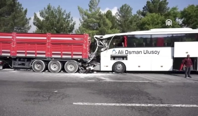 Otobüs Tıra Çarptı: 2 Ölü, 12 Yaralı