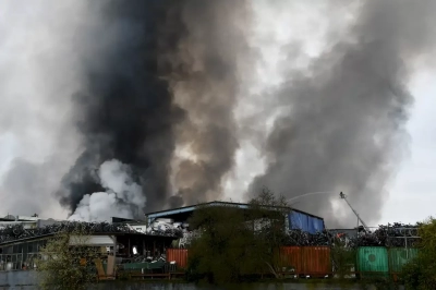 Almanya’da büyük yangın: Tren seferleri iptal edildi