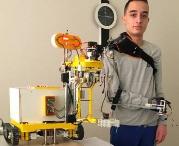 Lise öğrencisi, mobil robot kol projesiyle dünya birincisi oldu
