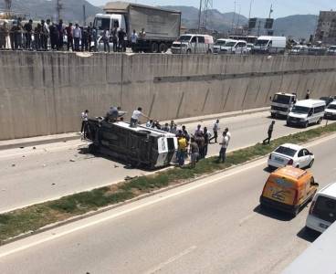 Jandarma taşıyan minibüs alt geçide düştü