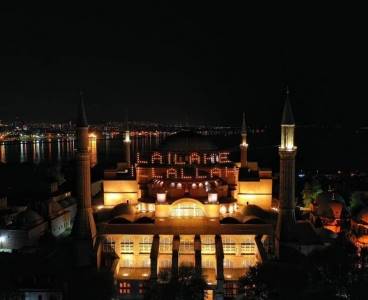 Ayasofya Camii'nde ilk mahya yandı