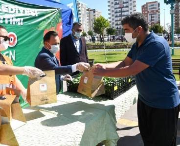 Sarıçam Belediyesi'nden rekor fide dağıtımı