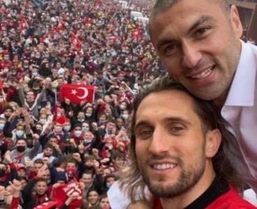 Fransa sokaklarında Türk Bayraklı şampiyonluk kutlaması