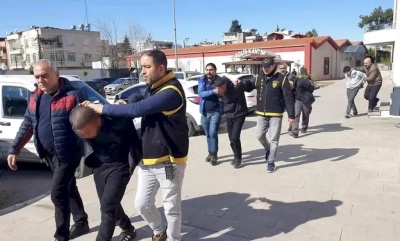 Depremde hırsızlık yapan şerefsizler suçüstü yakalandı