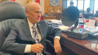 Devlet Bahçeli, ismini koyduğu radyo kanalı 'Efebey'in ilk yayınını dinledi