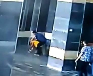 Doktor ve başhekim yardımcısı yumruk yumruğa kavga etti