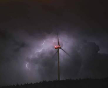 Hatay’da şimşekler rüzgar gülleri ile kartpostallık manzara oluşturdu