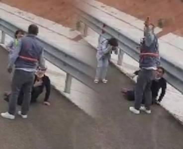 Çocuğunun yanında kadını darp etti