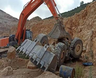 Kepçenin altında kalan operatör yaralandı