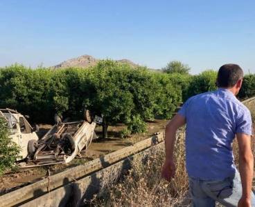 Kozan'da kazaya karışan iki araç portakal bahçesine uçtu