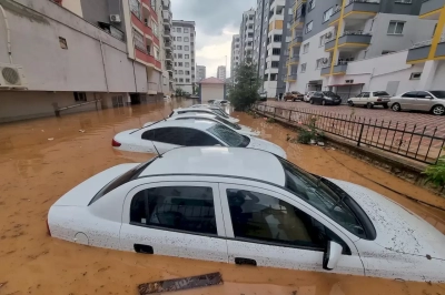 Kozan’da yağan sağanak yağmur sonrası araçlar su altında kaldı