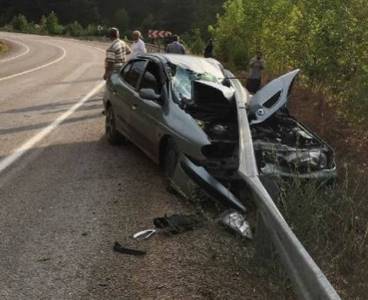 Kozan'da bariyerlere çarpan otomobilin şoförü yaralandı