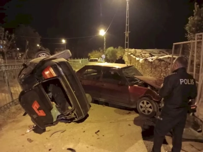 Kozan'da iki otomobil kafa kafaya çarpıştı