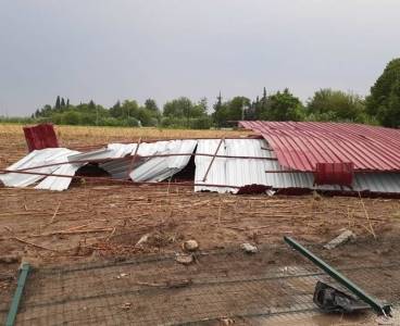 Kozan'da fırtına okulun çatısını uçurdu