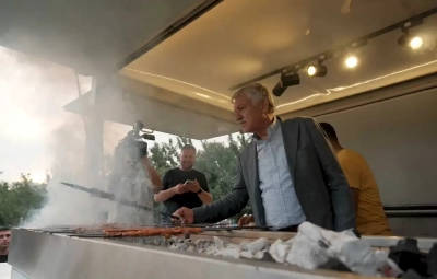 Üniversite kazanan öğrencilere başkan Karalar kebap pişirdi