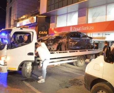 Makas atan otomobil banka şubesine daldı