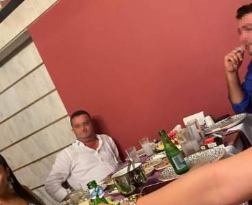 Antalya'da ağır ceza mahkemesi hakimi, sanıkla içki masasına oturdu