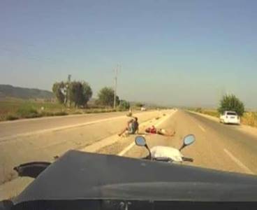 Otomobilin çarptığı motosiklet sürücüsü metrelerce havaya fırladı