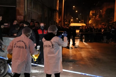 Annesinin boğazını keserek öldüren kişi binadan atlayarak intihar etti