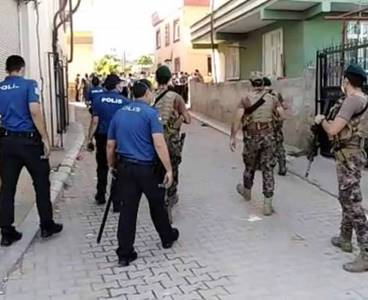 Tarsus'ta çıkan kavga sonucu 1'i polis 2 kişi yaralandı