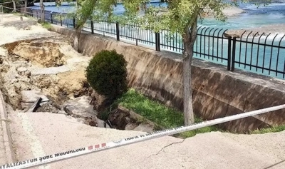 Yağmur, Seyhan Nehri kıyısında yolu çökertti
