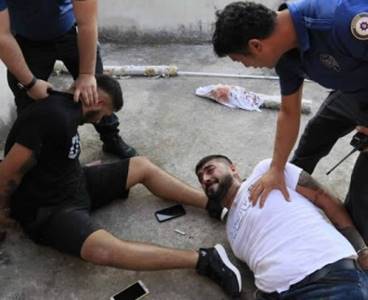 Hastane otoparkında baba ve oğlunu silahla vurup kaçtılar