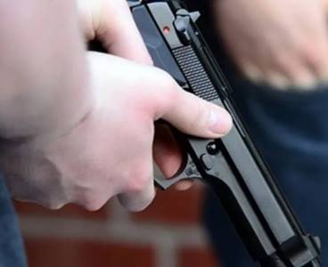 Kozan'da park halindeki araç kurşunlandı